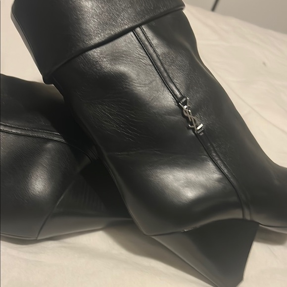 Yves Saint Laurent - Picture 9 of 16